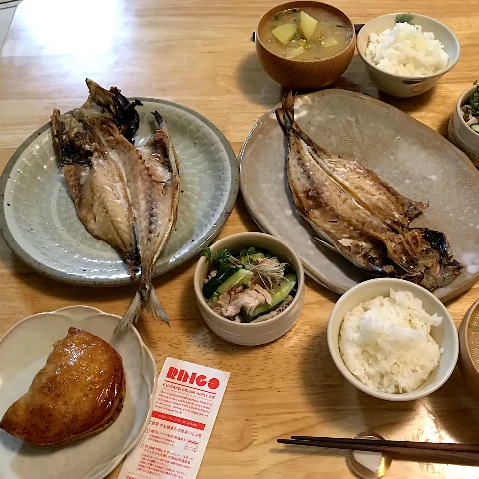 Snapdishの料理写真:鯵の開き、じゃがいものお味噌汁、冷しゃぶサラダ、ご飯😊デザートは頂き物りんごパイ♡🍎|さくたえさん