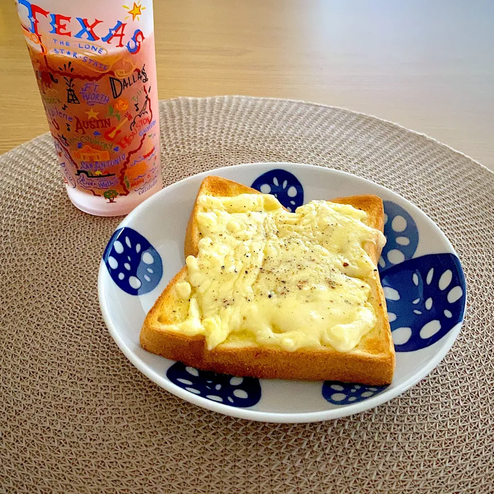 チーズトースト&グレープフルーツとトマトのスムージーで朝食|ツインうさぎさん