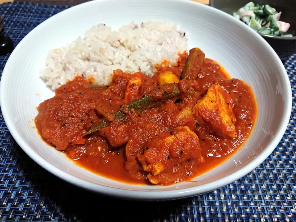 チキンとおくらのトマトカレー|梟姉さんさん