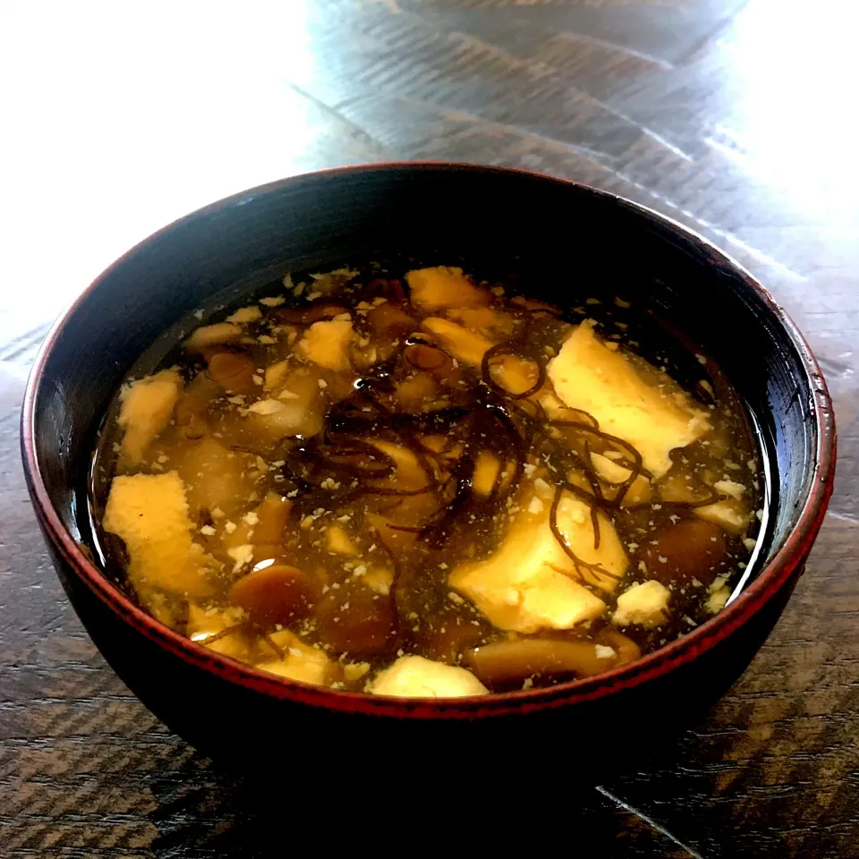 玉子豆腐ともずくとなめことお麩の冷たいお汁|イナコさん