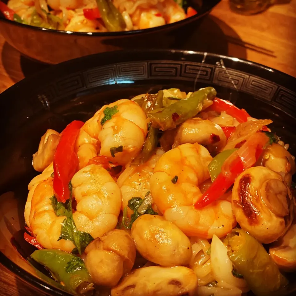 Vietnamese Rice Noodles with Garlic, Fresh Prawns, Pepper 🫑🌶 Mushrooms , Fresh coriander chili Flakes 
Soy sauce , Coconut Vinegar 
#chefemanuel 
#homecooking|Emanuel Hayashiさん