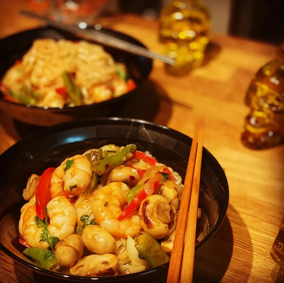 Vietnamese Rice Noodles with Garlic, Fresh Prawns, Pepper 🫑🌶 Mushrooms , Fresh coriander chili Flakes 
Soy sauce , Coconut Vinegar 
#chefemanuel 
#homecooking|Emanuel Hayashiさん