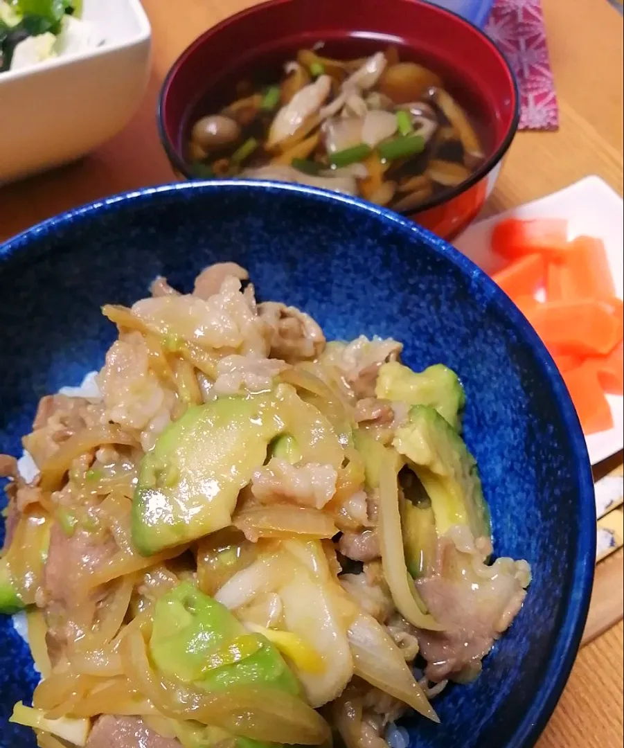 アボカドポークジンジャー丼
きのこ汁 人参ぬか漬け 海藻サラダ|いちみさん