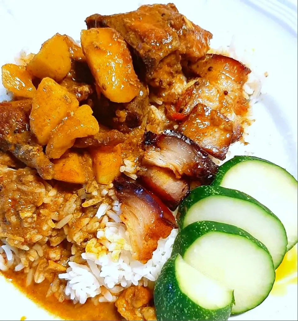 Snapdishの料理写真:charsiew pork & chicken curry rice 
(Nasi kari banjir)|ģřãçîöůşさん