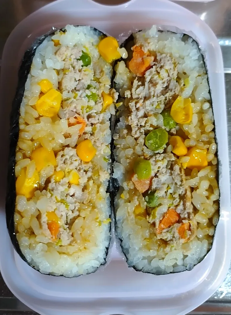 Snapdishの料理写真:旦那弁当　2021/6/23

てりやきベジハンバーグ
コーンごはん
おにぎらず|ユキヨメ♪さん