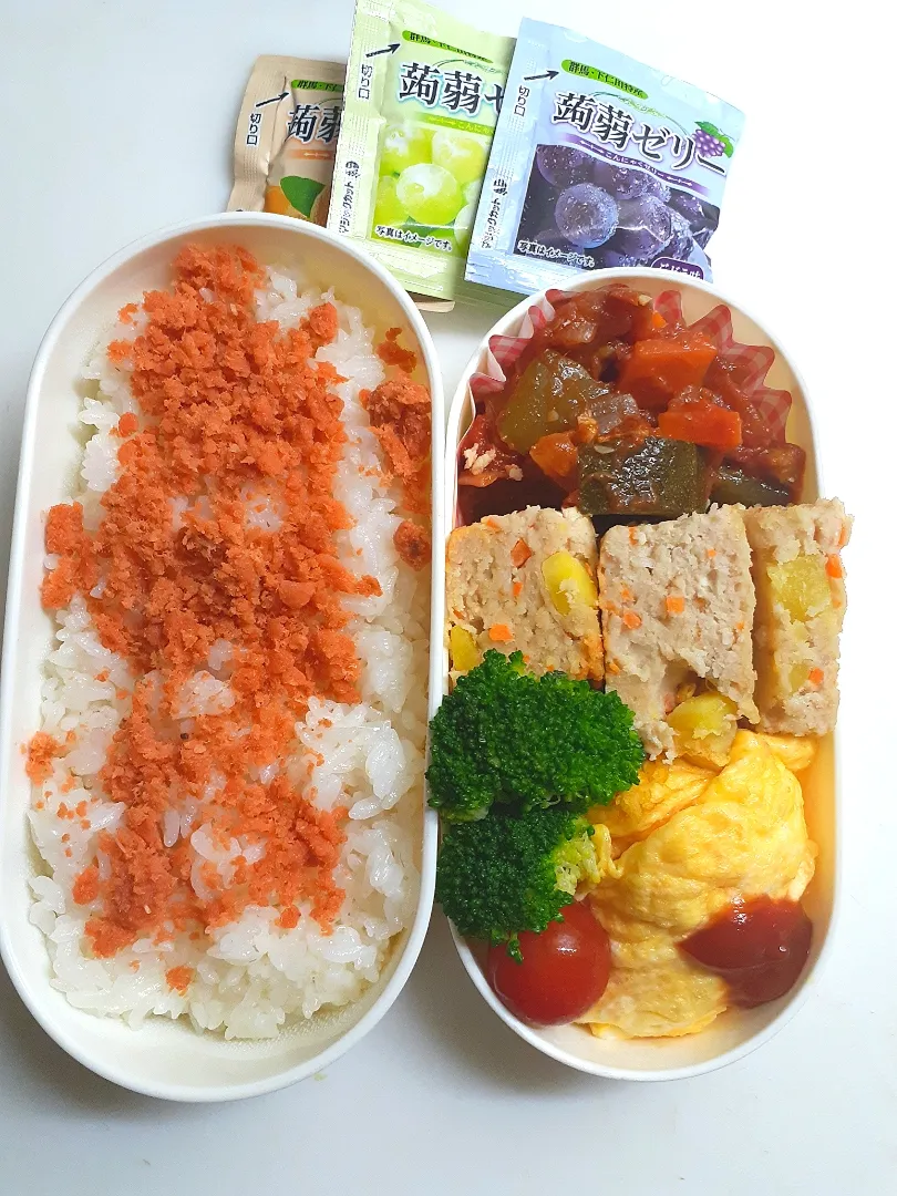 ☆中学生弁当☆鮭ごはん、ラタトゥイユ、ミートローフ、ブロッコリー、ミニトマト、チーズオムレツ、蒟蒻ゼリー|ｼｮｺﾗさん