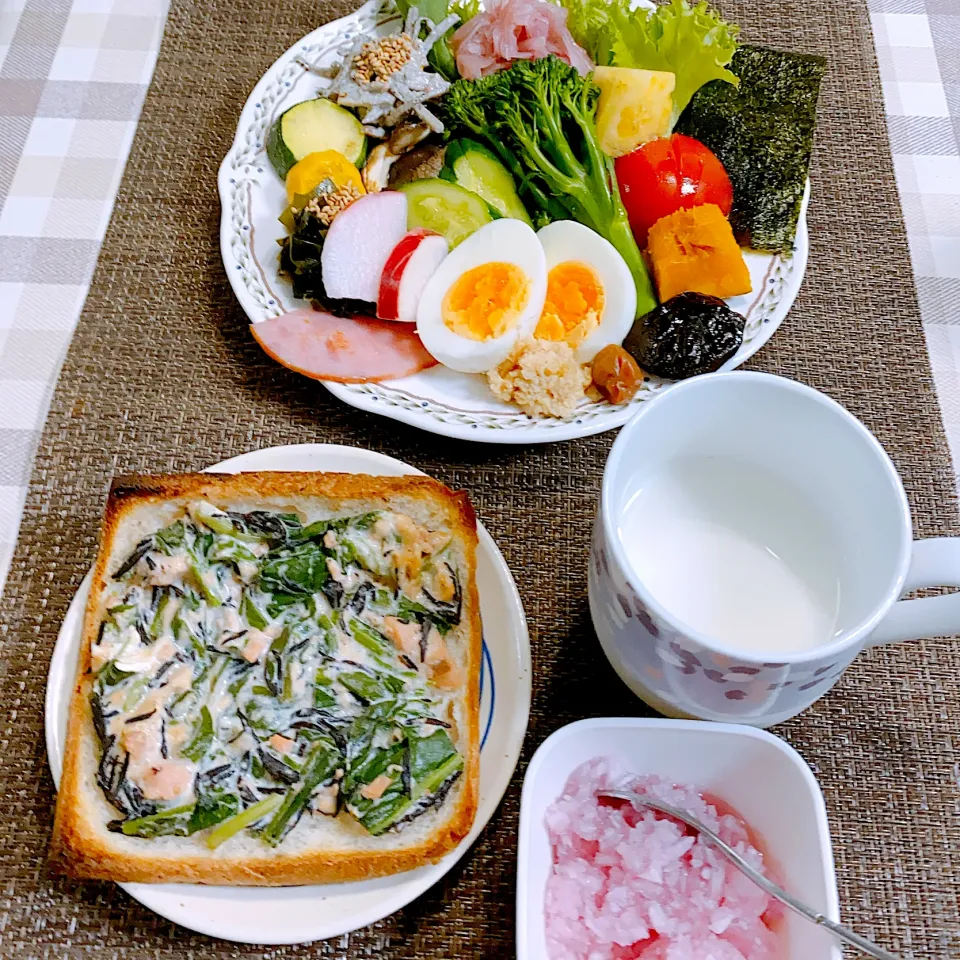 今日の朝ごはん★ほうれん草とモロヘイヤとヒジキと鮭の酒粕＋プレーンヨーグルト＋クリームチーズトースト|riko30294さん