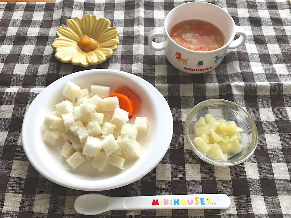 【離乳食】にんじんのチキンコンソメスープ、食パン、にんじん、もも、さくらんぼ|sayaさん