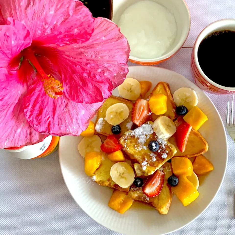 Snapdishの料理写真:お庭の花とモーニングプレート|あっちゃんさん