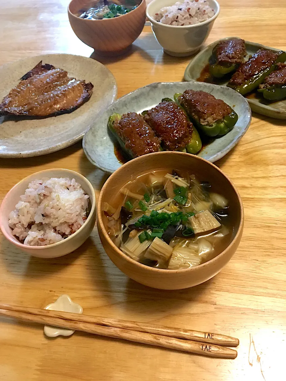 ピーマンの肉詰め、鯵のみりん干し、金針菜とキノコのお味噌汁、雑穀米ご飯🍚🤤|さくたえさん