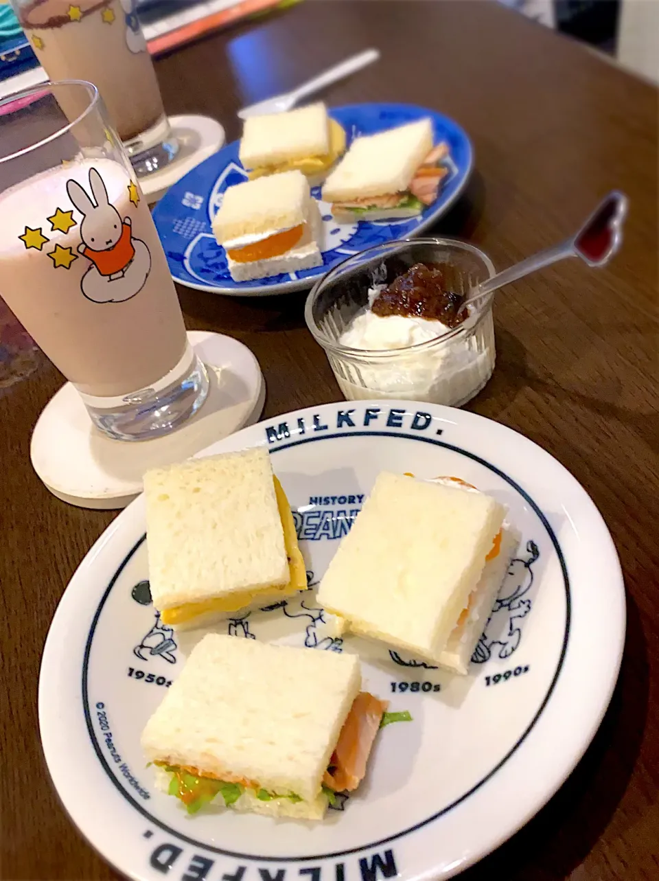 Snapdishの料理写真:蒸し鶏　卵　みかん　3種サンドイッチ　ヨーグルト　ルバーブジャム　ココアオレ　ストロベリーヨーグルト|ch＊K*∀o(^^*)♪さん