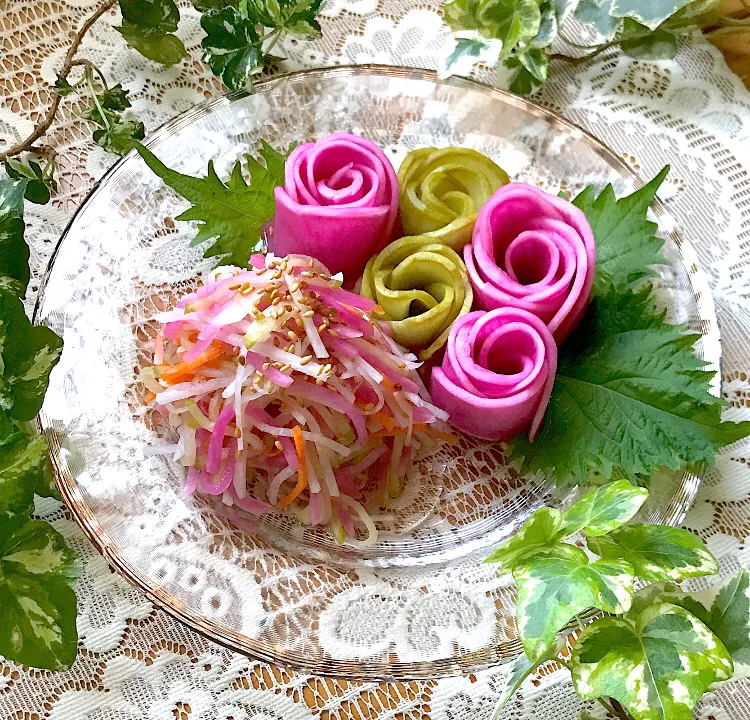 Snapdishの料理写真:💐カラー大根のゴマ香るサラダ🥗ちょっぴりタイ風🇹🇭|Hollyさん