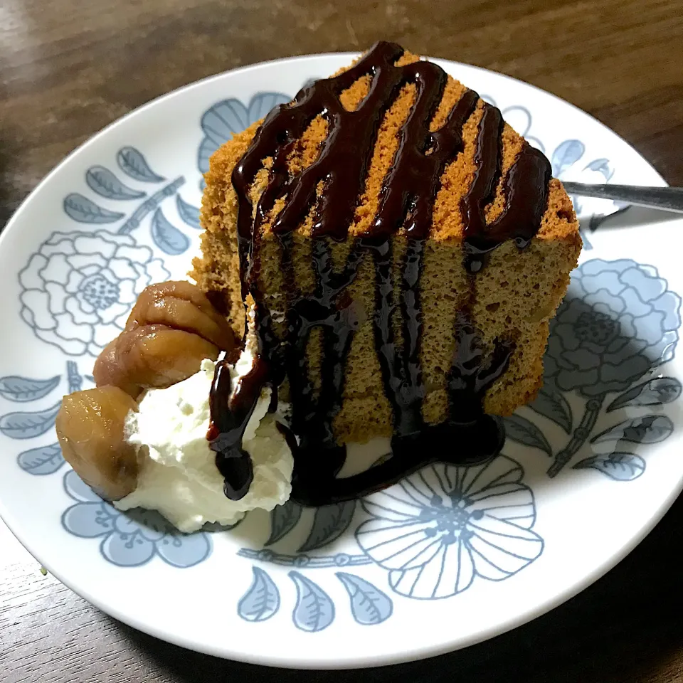 Snapdishの料理写真:ほうじ茶とマロンのシフォンケーキ|perfuさん