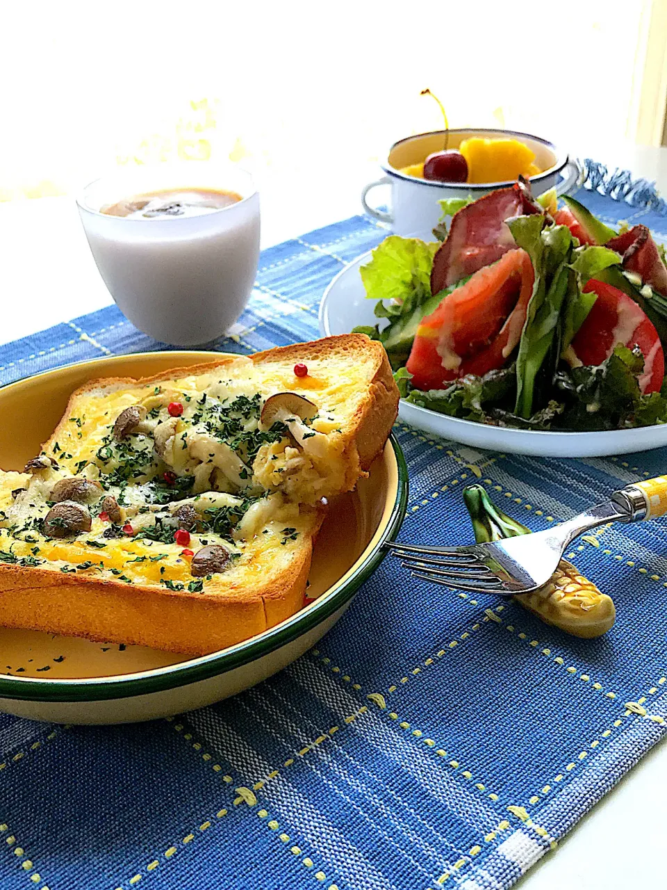 きのこキッシュトーストと畑の野菜サラダで、すぐ出来る満腹モーニング|サミカさん