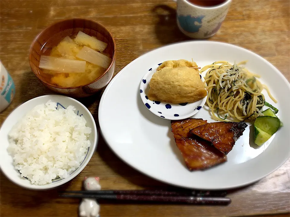 Snapdishの料理写真:鯖の味醂干し・胡瓜の浅漬け・しらすの和風パスタ・キャベツとベーコンの巾着・味噌汁・ご飯|ちびろ菌さん