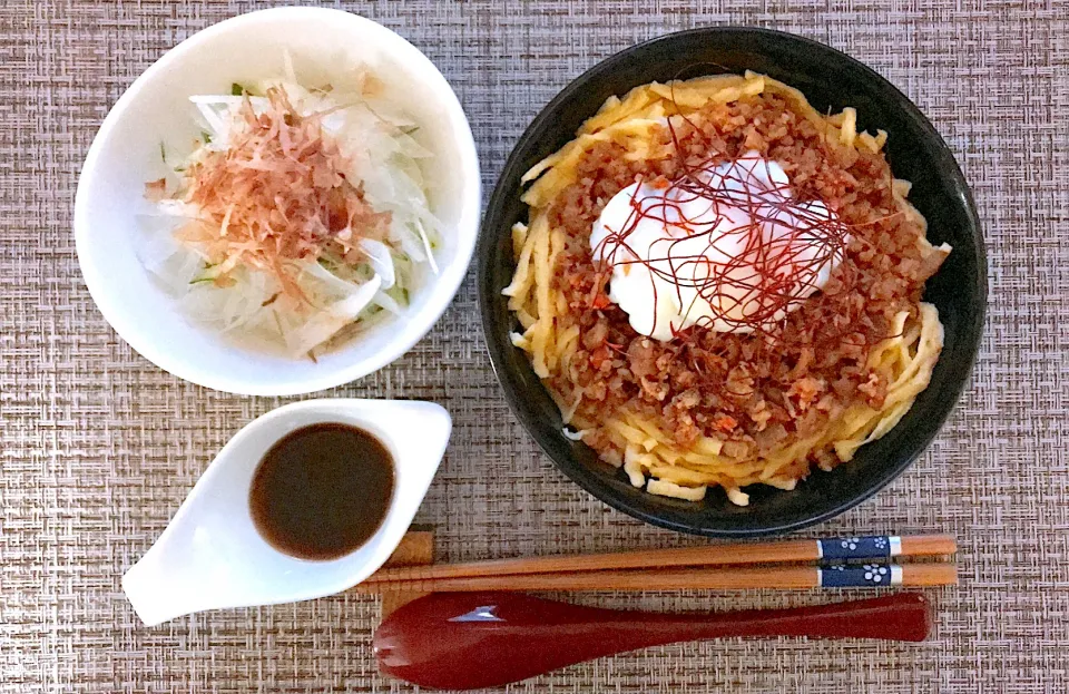 鶏そぼろ丼、オニオンサラダ|keychanさん