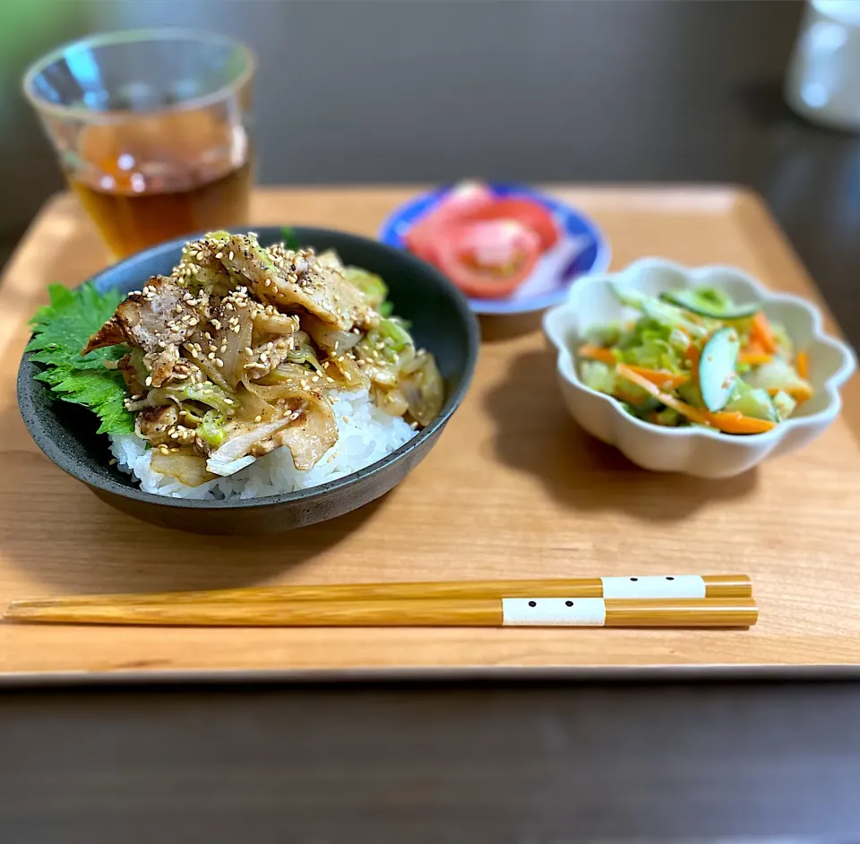 Snapdishの料理写真:塩豚バラ大葉丼　茹で野菜のサラダ|ちぐあささん