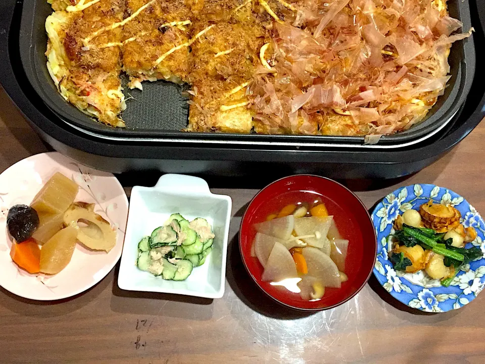 Snapdishの料理写真:煮物 きゅうりとツナのマヨ和え けんちん汁 ホタテとほうれん草のバター炒め ホットプレート一杯のお好み焼き|おさむん17さん