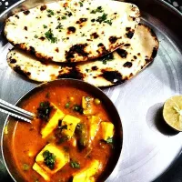 Snapdishの料理写真:matar paneer with nan roti|Saumya Agnihotriさん