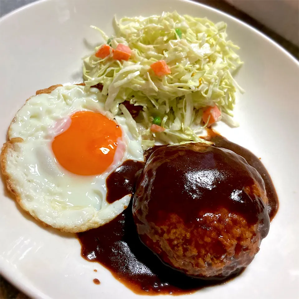 今夜は王道のハンバーグステーキ、鉄鍋で焼いた目玉焼き、自家製コールスローを頂きました😄🎵👍|ギムレットさん