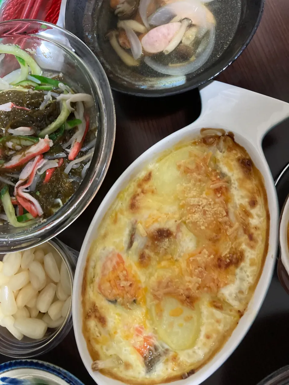 Snapdishの料理写真:6月23日晩ご飯。鮭グラタン、もずく酢、納豆、コンソメスープ。|あやさん