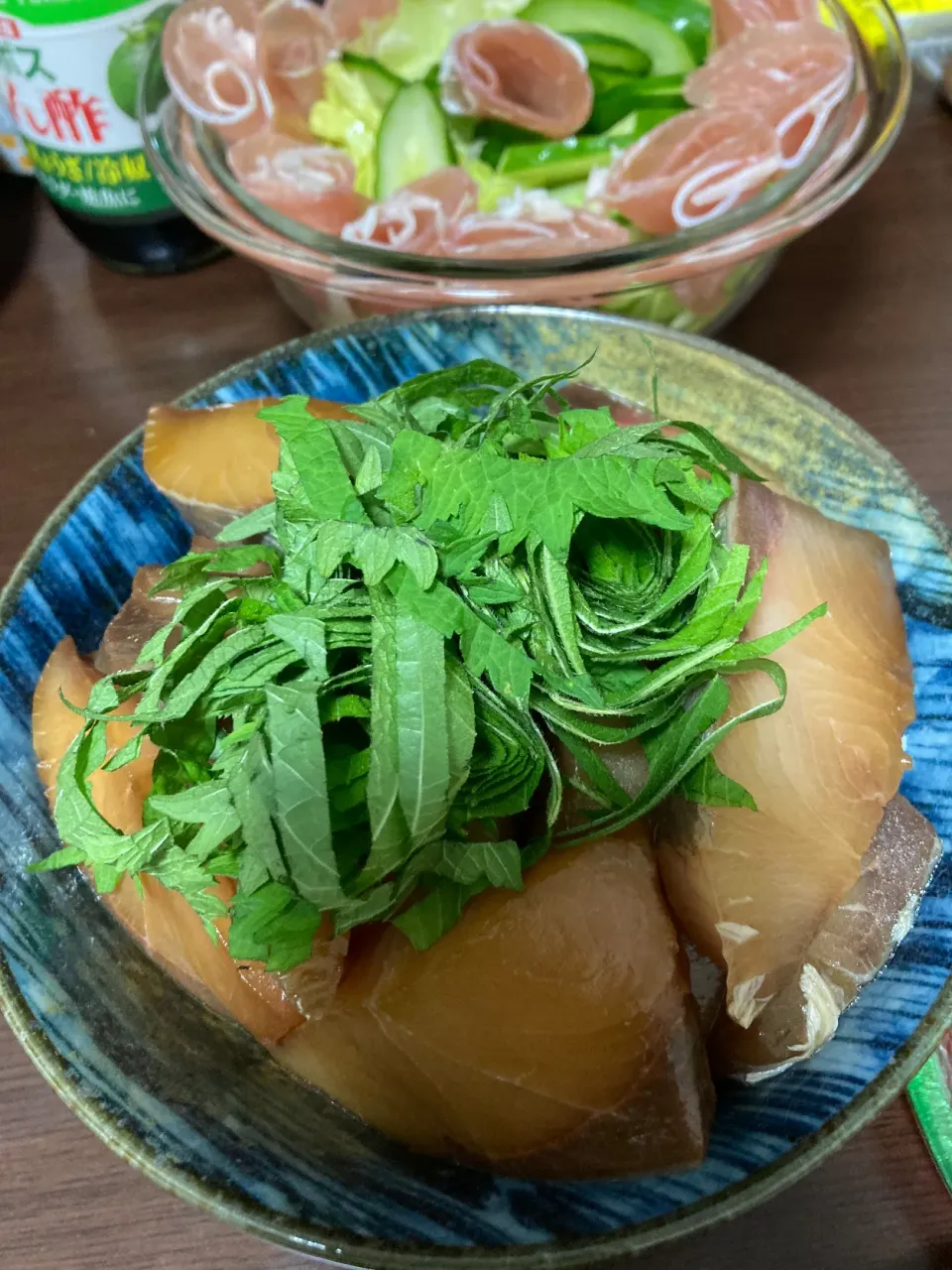 6月22日晩ご飯。ブリ漬け丼、生ハムサラダ。|あやさん