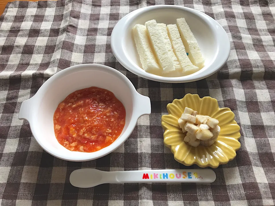 Snapdishの料理写真:【離乳食】チキンのトマトコンソメ煮、食パン、バナナ|sayaさん