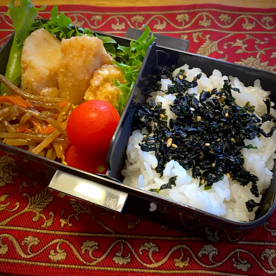 鶏の唐揚げと、きんぴら牛蒡と、プチトマトと、紫蘇入りワカメご飯弁当|もえさん