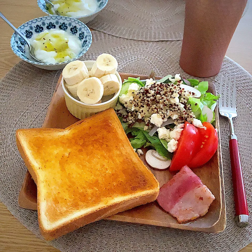 もりもりサラダで朝食|ツインうさぎさん