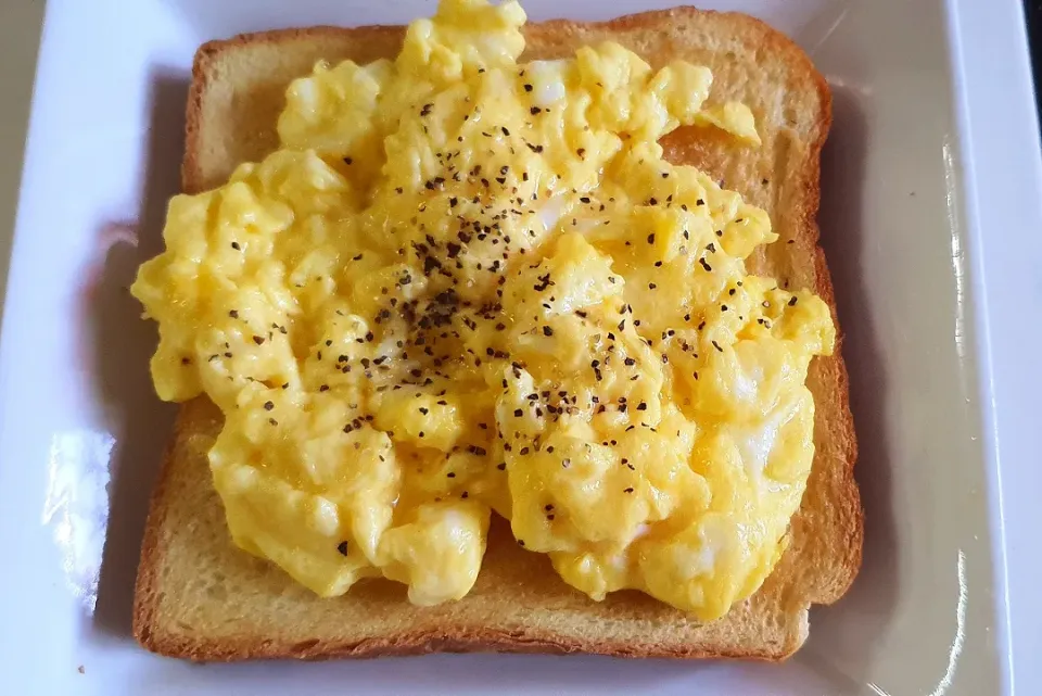 Butter sugar toast 😋Scrambled Egg 🤤😋🤗🥰 
Good Morning 24 June 2021 
Quick & Easy Breakfast|🌷lynnlicious🌷さん