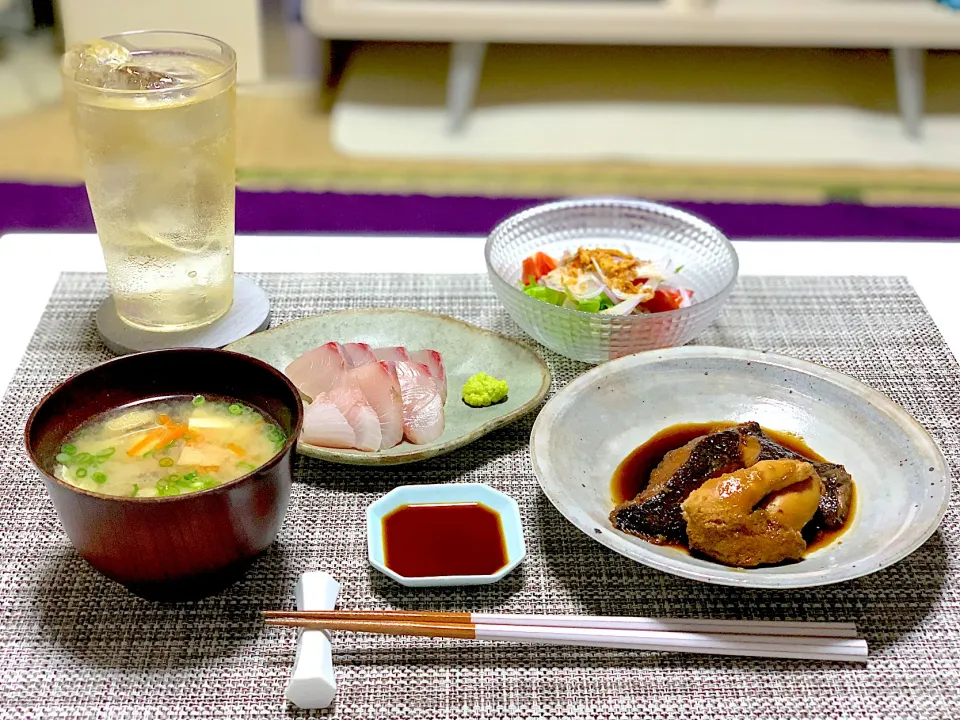 ばんごはん。カレイの煮付け、お刺身、サラダ、お味噌汁。|yukiさん