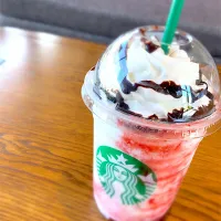 Snapdishの料理写真:ストロベリーフラペチーノ ブレべ＆チョコソース|まゆぺろさん