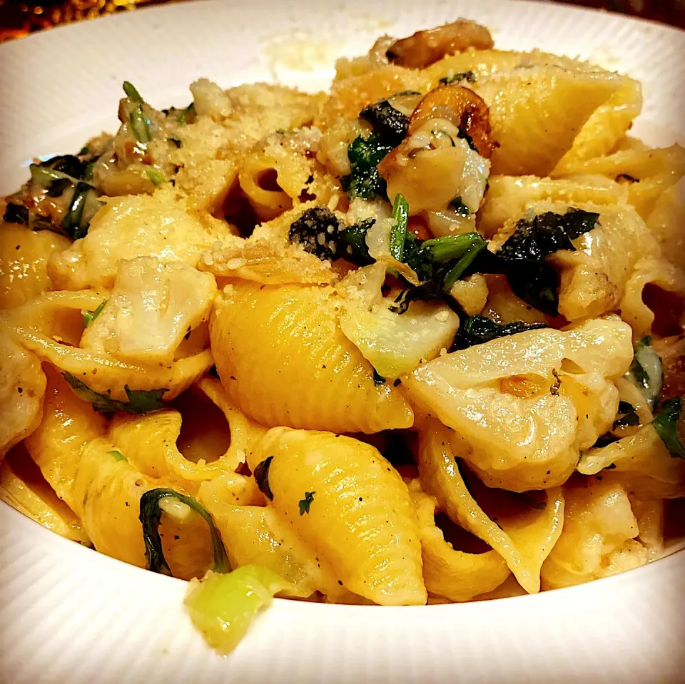 Ok something for lunch easy to put together 
Cauliflower & Mushroom Pasta with Fresh Coriander & Basil Cooked in olive oil bonded together with Grated Mozzarell|Emanuel Hayashiさん