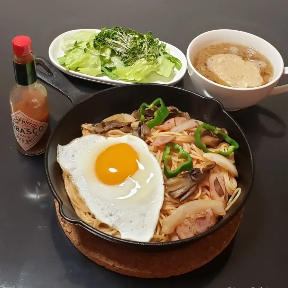 Snapdishの料理写真:目玉焼きのせナポリタン|Yukiさん