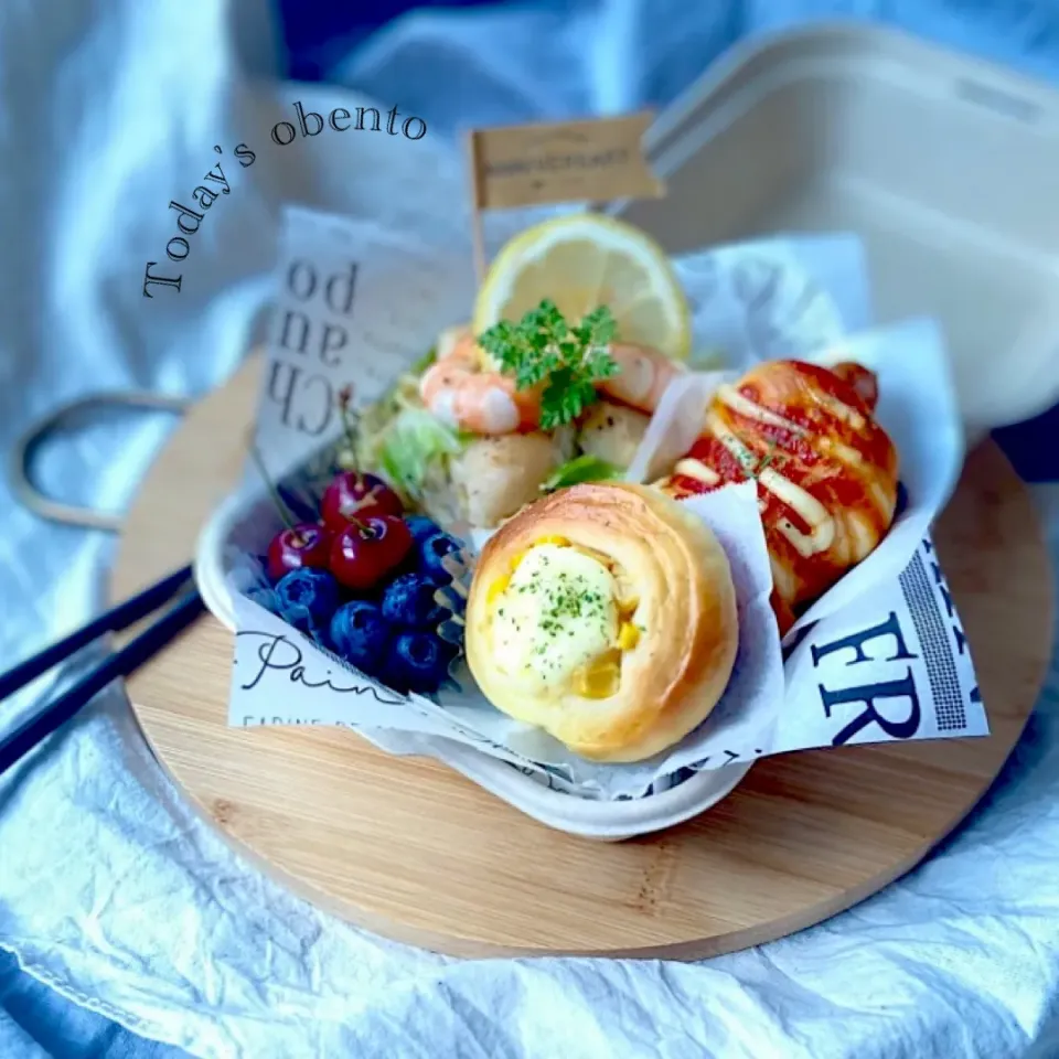 Snapdishの料理写真:コーンパン🌽ソーセージパン🥖海老と貝柱の塩レモン焼きそば🦐弁当🍱|Naoさん