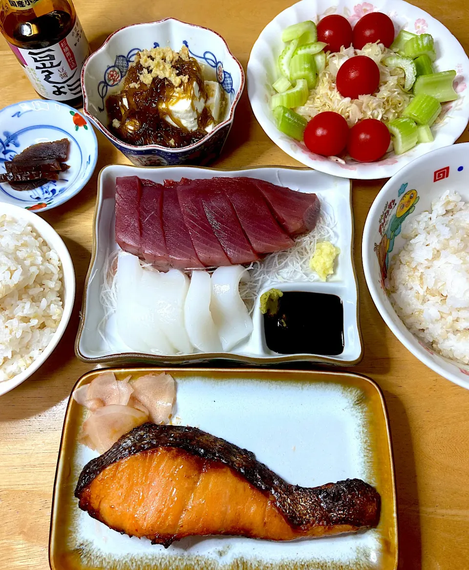 Snapdishの料理写真:鰹&紋甲イカお刺身🐟🦑&酒粕漬け焼鮭🐟|Makokoさん