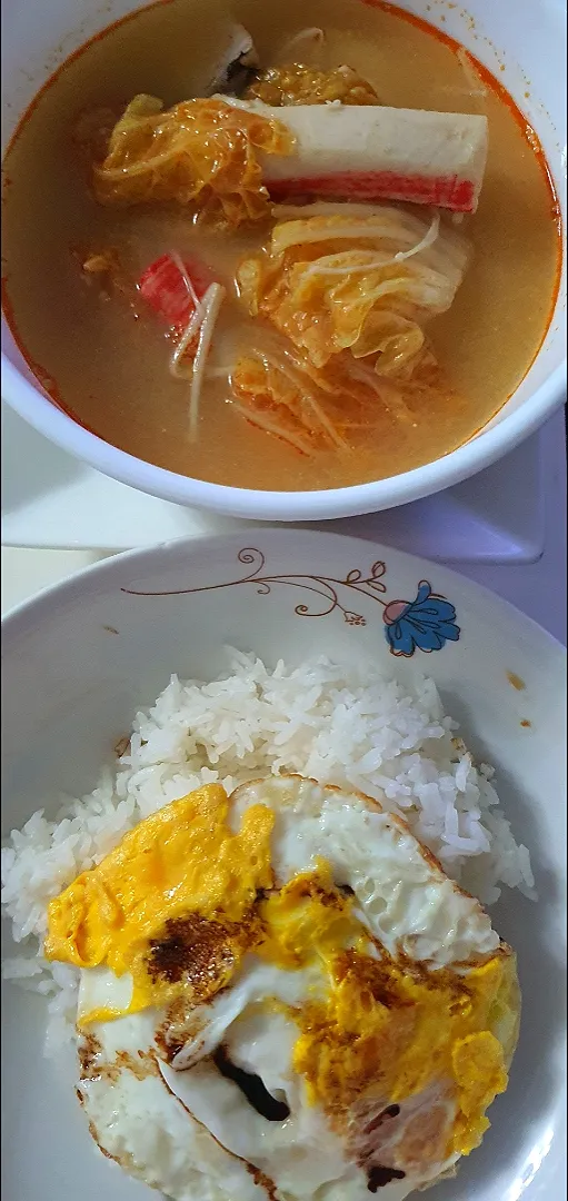 Snapdishの料理写真:Tom yum soup + Rice & Fried egg Dinner 
24 June 2021 🥰🤗😋🤤💕👄|🌷lynnlicious🌷さん