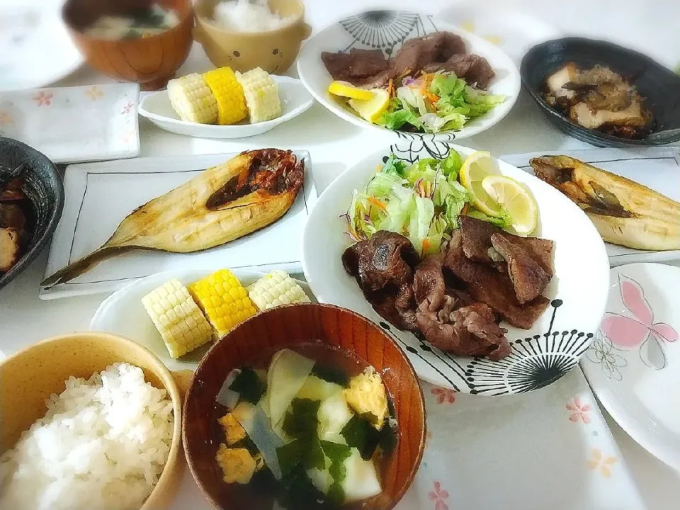 Snapdishの料理写真:夕食(*^^*)
黒毛和牛焼き肉&サラダ🥗
ナスと厚揚げの甘辛炒め
ホッケ焼き
コーン🌽&ホワイトコーン
海老ワンタンスープ(ワカメ、卵)|プリン☆さん