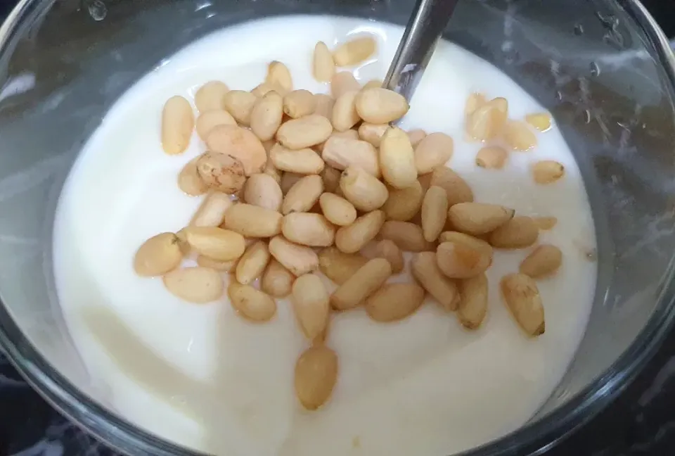 Plain yoghurt + pine nuts 😋🤤💕🥰😘|🌷lynnlicious🌷さん