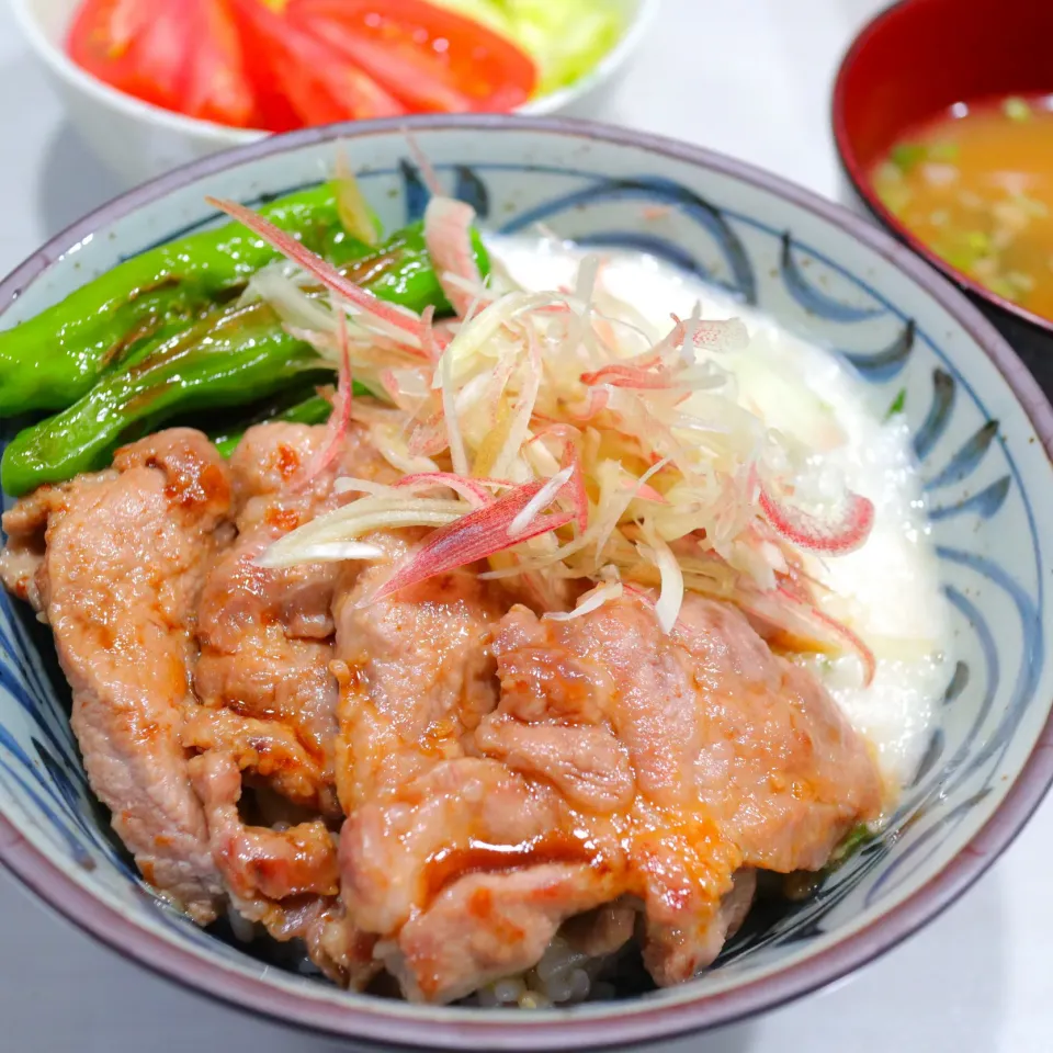 かおちゃんさんの料理 薬味で爽やか♡青ジソとろろ豚丼♪|まゆさん