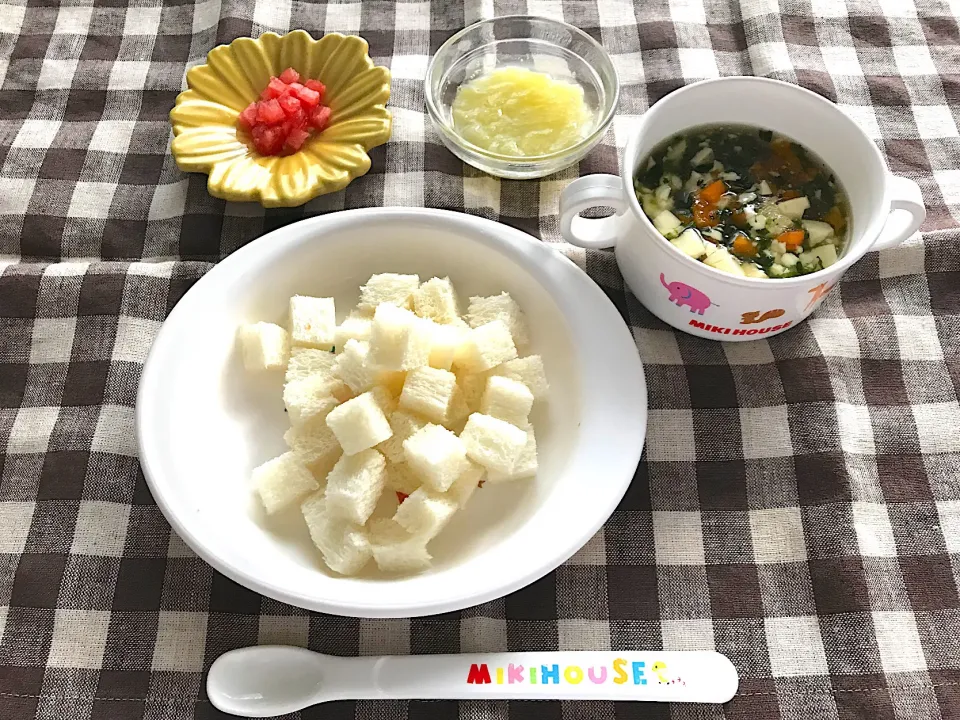 【離乳食】豆腐と野菜のスープ、食パン、キウイ、すいか|sayaさん