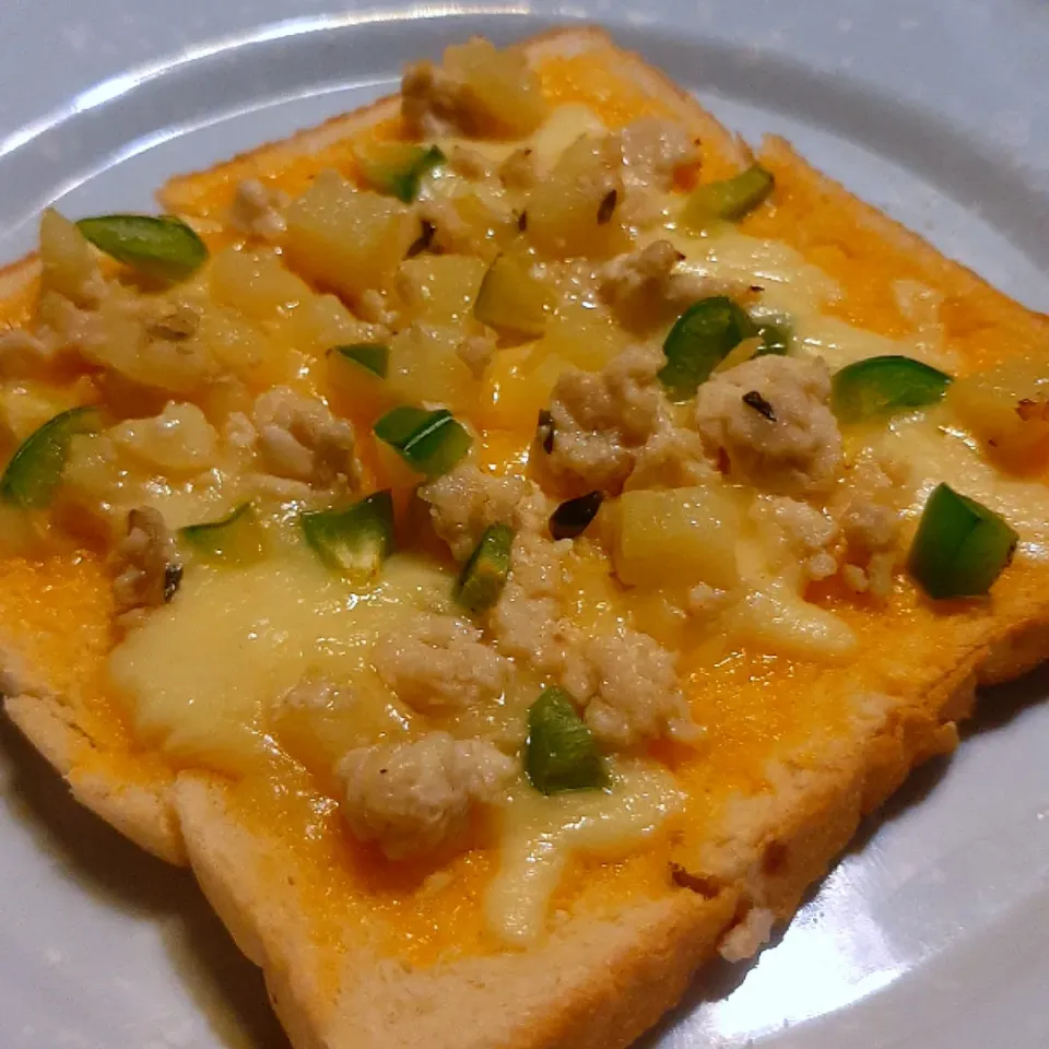 Snapdishの料理写真:mince chicken pizza|ģřãçîöůşさん