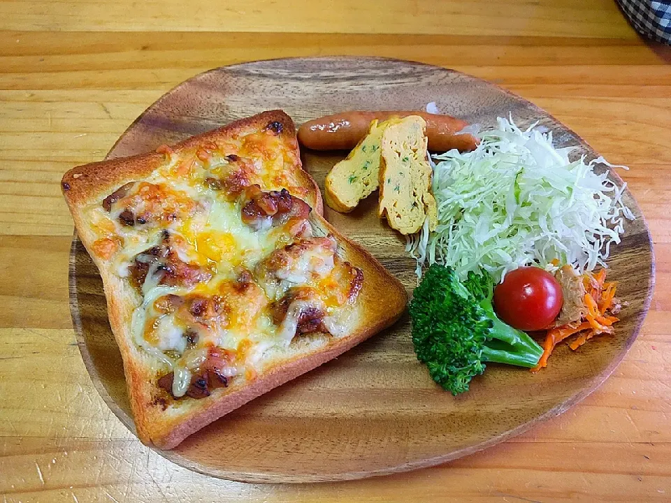 Snapdishの料理写真:morningplate　テリマヨチキンのピザトースト|ペコちゃんさん