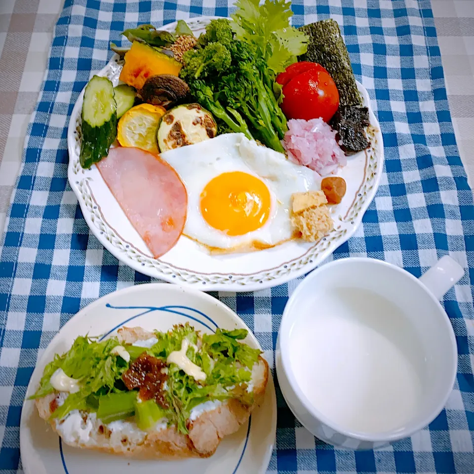 今日の朝ごはん★カシューナッツとクランベリーのハードパンで　オクラとわさび菜のマヨネーズ＋ピーマン味噌＋クリームチーズ＋酒粕トースト|riko30294さん