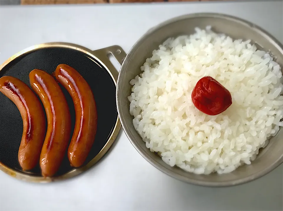 【朝めしOD】シェラカップ炊飯とリッドフライパン焼きソーセージ|deekay71さん