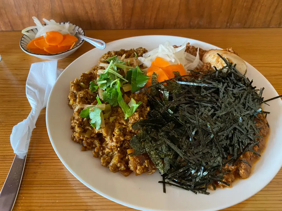 キーマ4(大根)と極辛キーマクラシックのりだくのあいがけ🍛🔥、味玉トッピング🥚、ピクルスマシマシ🥒|buhizouさん