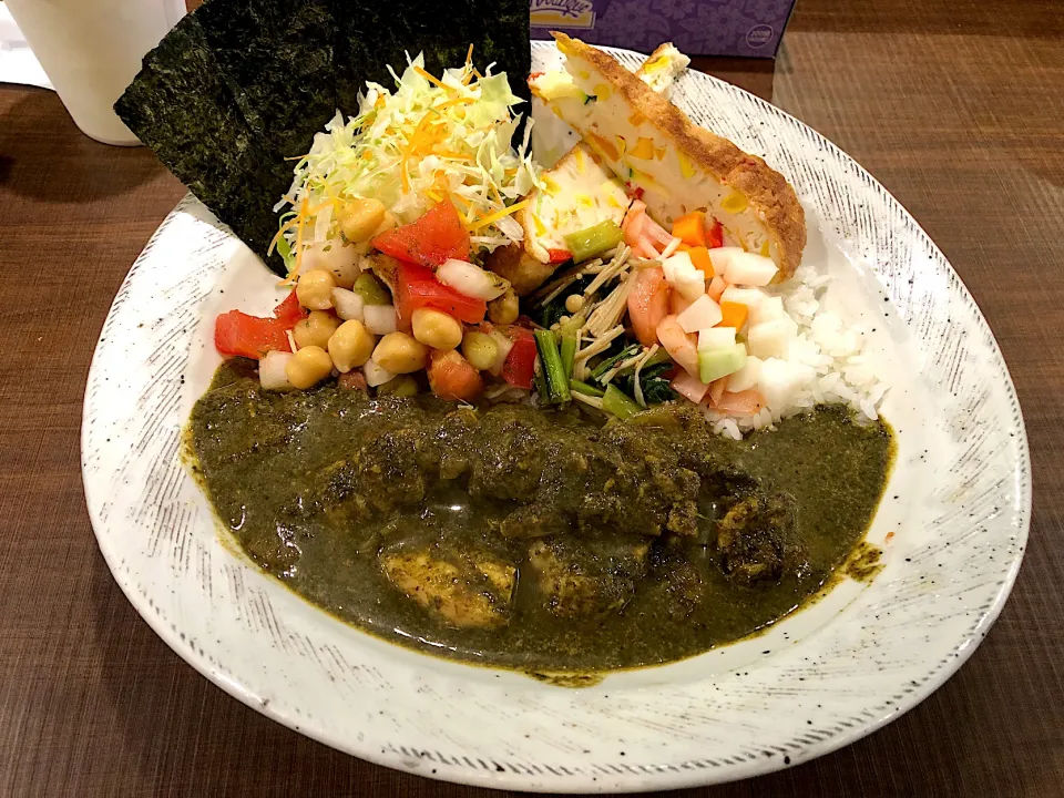 海苔チキンカレーに夏野菜の焼きオムレツと豆3種とトマトの黒酢マリネ|しのぶさん