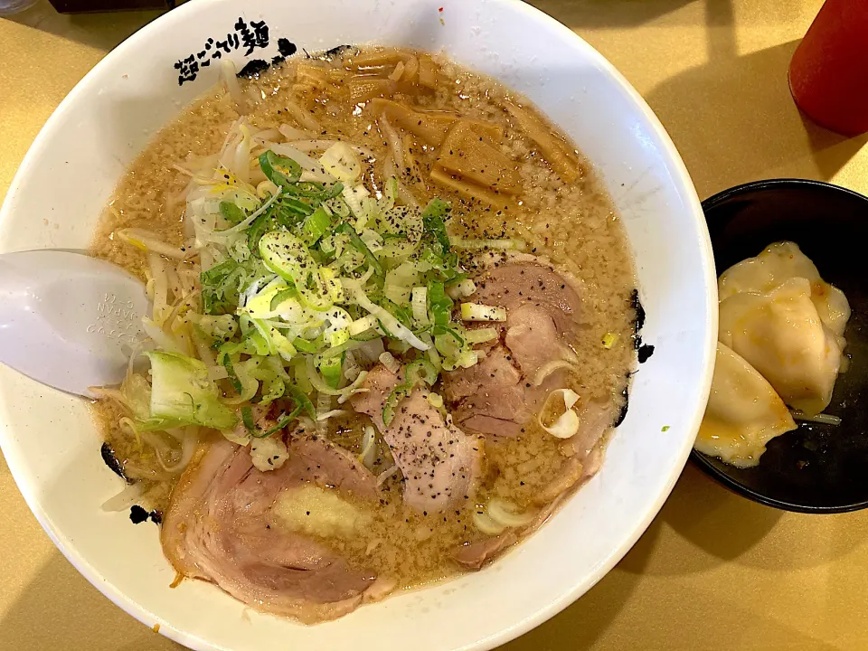 Snapdishの料理写真:ごっつ　しょう油ラーメン|しろこ🐾໊さん