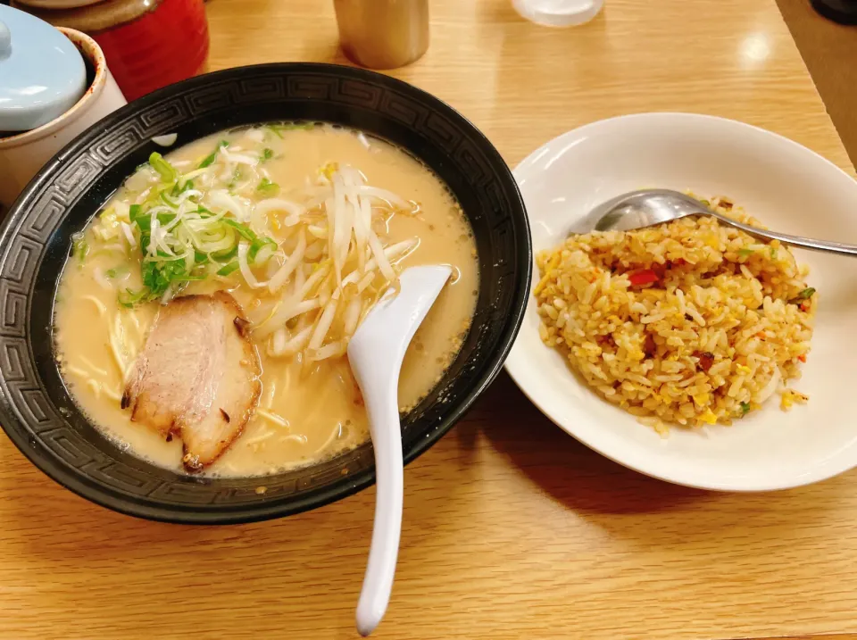 Snapdishの料理写真:楽勝ラーメン半炒飯セット|コージ💫さん