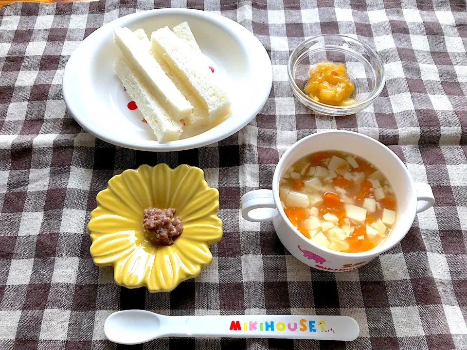 【離乳食】豆腐とにんじんのコンソメスープ、食パン、牛肉、さくらんぼ|sayaさん